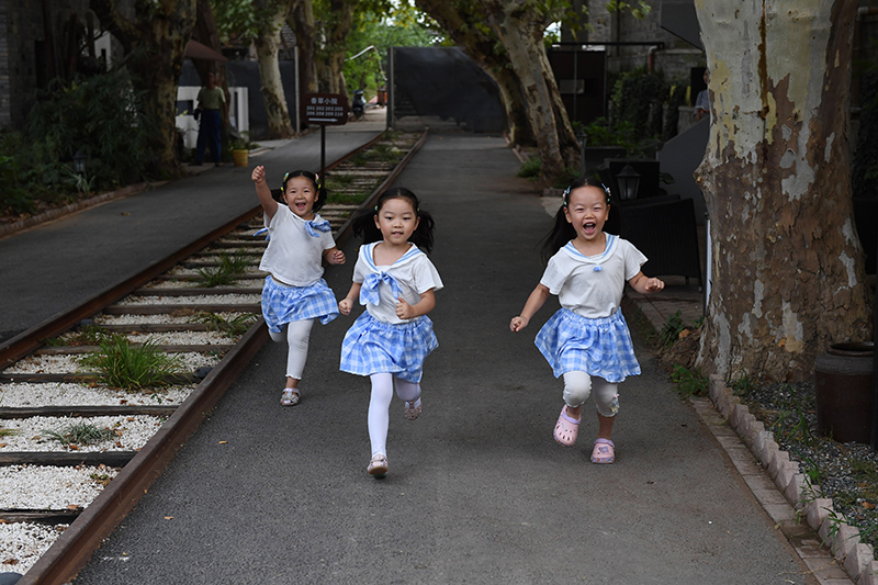 由礦場家屬區(qū)改造而來的“鮮花小院”民宿，深受孩子們的喜愛。吳芳攝