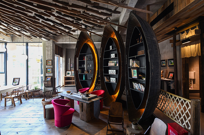 漁船、船槳……花田·僑鄉(xiāng)里的裝飾材料，多是從當(dāng)?shù)靥詠淼呐f物。 吳芳攝