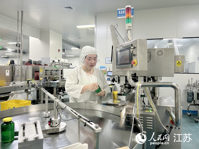 工作人員在操作檢測儀器。人民網(wǎng) 王丹丹攝