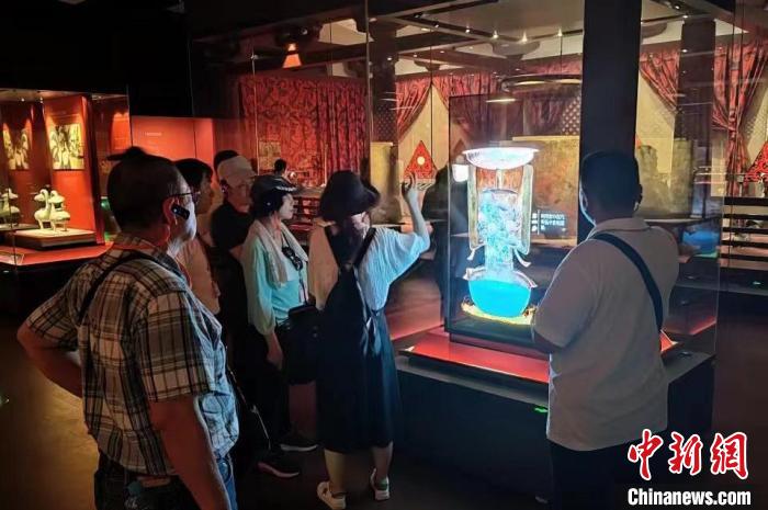 圖為臺灣新北市永和區(qū)里長聯(lián)誼會江西參訪團一行在南昌漢代?；韬顕z址博物館內(nèi)參觀展出的珍貴文物?！●樞↓?攝