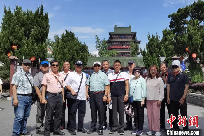 圖為臺灣新北市永和區(qū)里長聯(lián)誼會江西參訪團一行在南昌滕王閣前合影?！×鴷缘?攝