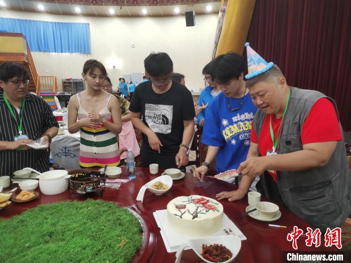 圖為內(nèi)蒙古臺辦為臺胞過生日。　李愛平 攝