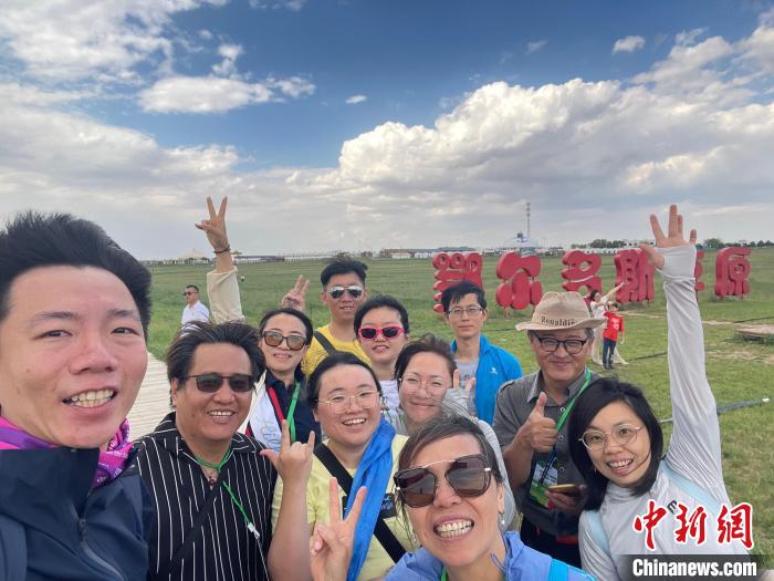 圖為臺胞在鄂爾多斯草原合影?！∪~冠賢 攝