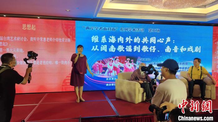 歌仔說唱非遺傳承人張?jiān)缕寂楷F(xiàn)場演唱。　楊伏山 攝