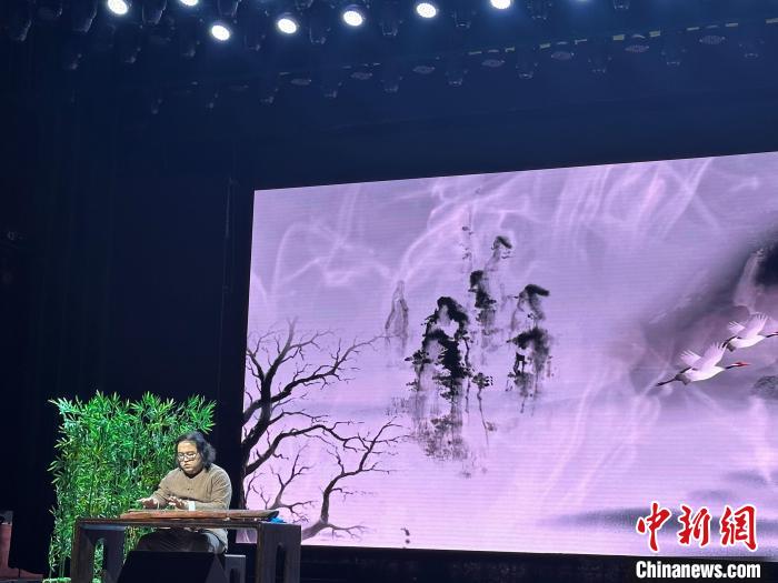 閩派古琴名家陳志強演奏一曲《流水》?！堺惥?攝