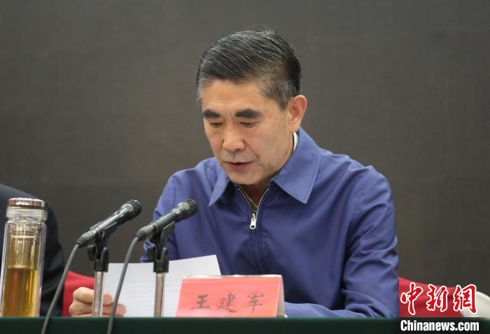 圖為青海省委書(shū)記王建軍出席會(huì)議并作講話。　張?zhí)砀?攝