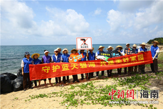 環(huán)保志愿者呼吁停止隨地扔垃圾、破壞環(huán)境等不文明行為。