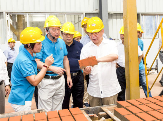 2019年6月21日下午，省長(zhǎng)沈曉明在三亞建筑廢棄物綜合利用廠，查看用建筑廢棄物綜合處理后制成的再生水泥磚。海南日?qǐng)?bào)記者 宋國(guó)強(qiáng) 攝
