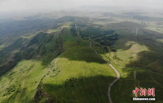 6月28日，夏日鏡頭下的河北張家口張北“草原天路”蜿蜒曲折。 中新社記者 楊艷敏 攝