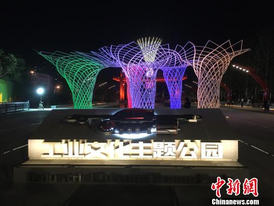 夜晚，奧運(yùn)“五色樹(shù)”的燈光。　高紅超 攝