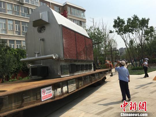 公園內(nèi)陳列著臥式蒸汽鍋爐等工業(yè)產(chǎn)品?！「呒t超 攝