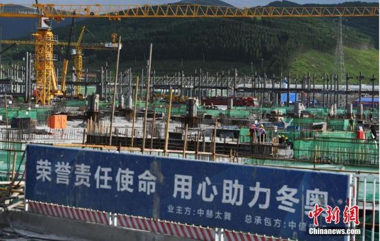 6月28日，河北張家口冬奧會太子城冰雪小鎮(zhèn)項(xiàng)目現(xiàn)場。太子城冰雪小鎮(zhèn)項(xiàng)目位于2022年冬奧會張家口賽區(qū)核心區(qū)，連接張家口賽區(qū)云頂和古楊樹兩個(gè)競賽場館群，建成后將承擔(dān)賽時(shí)核心區(qū)配套保障功能，提供冬奧頒獎、貴賓接待、交通換乘、休閑娛樂等服務(wù)，賽后將成為一座國際化四季度假小鎮(zhèn)。 中新社記者 楊艷敏 攝