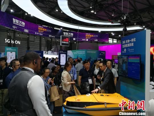 圖為現(xiàn)場人員講解5G“天地一體化”生態(tài)檢測系統(tǒng)?！∪伟厮?攝