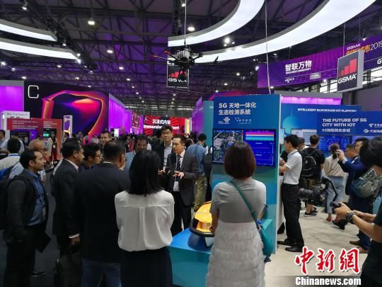 雄安新區(qū)展臺吸引不少眾多觀眾駐足關(guān)注?！∪伟厮?攝