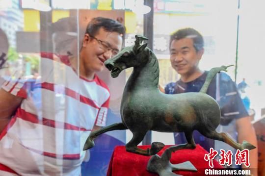 甘肅省博物館將榮登《國家寶藏》的文物銅奔馬和人頭形器口彩陶瓶搬到了絲路如意餐廳，讓顧客在餐廳內(nèi)就能近距離的和文物面對面。　鐘欣 攝