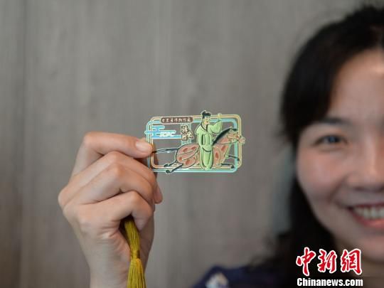 絲路主題餐廳內(nèi)推出的文創(chuàng)產(chǎn)品。　鐘欣 攝