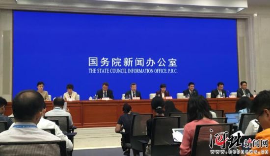 8月26日，國務(wù)院新聞辦召開國務(wù)院政策例行吹風(fēng)會(huì)。圖為吹風(fēng)會(huì)現(xiàn)場。 記者李巍攝