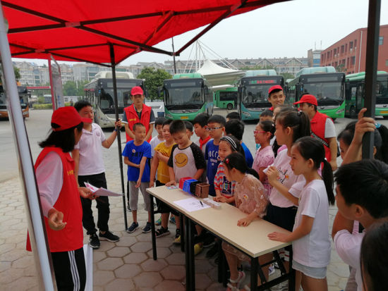 志愿者教小朋友垃圾分類(lèi)的相關(guān)知識(shí)。連柏梁 攝