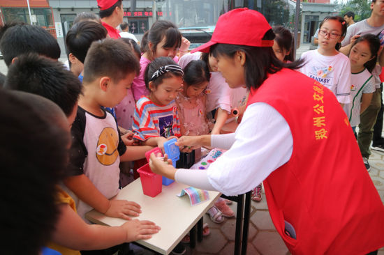 志愿者教小朋友們垃圾分類(lèi)的相關(guān)知識(shí)。連柏梁 攝