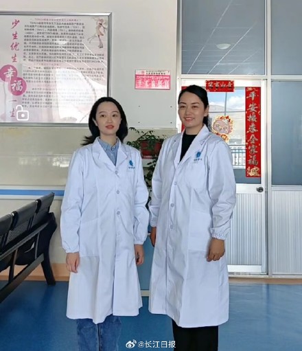 “有醫(yī)生嗎？有人暈倒了！”武漢協(xié)和醫(yī)院援藏醫(yī)療隊(duì)員聽(tīng)到呼救就沖了上去