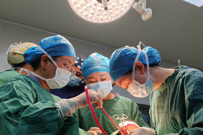 援藏隊(duì)員開(kāi)展手術(shù)。