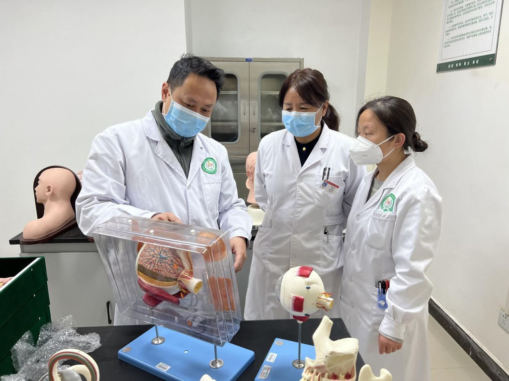 重慶援藏醫(yī)療專(zhuān)家開(kāi)展“師帶徒”工作。