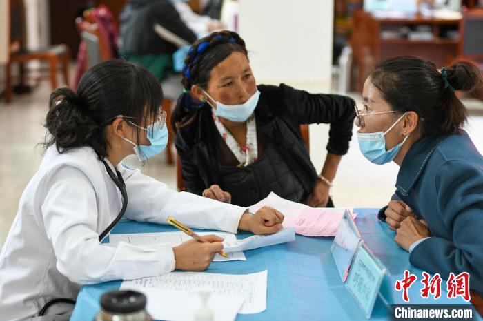 因不少農(nóng)牧民不會普通話，義診活動現(xiàn)場，鄉(xiāng)政府為每位醫(yī)生配了一名翻譯?！〗w波 攝