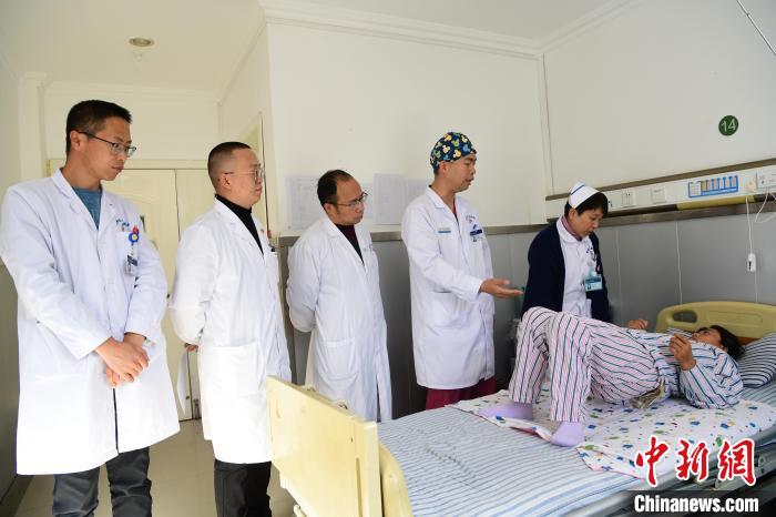 圖為何蔚副主任醫(yī)師(站右二)及團(tuán)隊(duì)術(shù)后指導(dǎo)患者進(jìn)行腰背肌鍛煉?！∝暩聛硭?攝