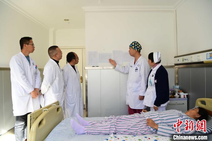 圖為何蔚副主任醫(yī)師(站右二)及團(tuán)隊(duì)術(shù)后對患者的肌肉訓(xùn)練、蛋白飲食等制定了每半日的康復(fù)計(jì)劃。　貢嘎來松 攝