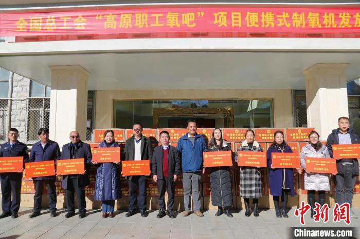 圖為發(fā)放儀式現(xiàn)場?！⊥趵?攝