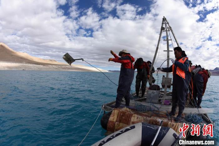 科考隊(duì)員在湖泊鉆探平臺(tái)上拋固定平臺(tái)的錨?！?lt;a target='_blank' ><p  align=