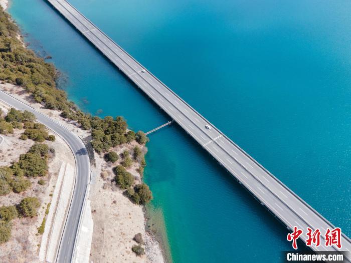 圖為西藏林拉高等級公路多布湖段風光?！〗w波 攝