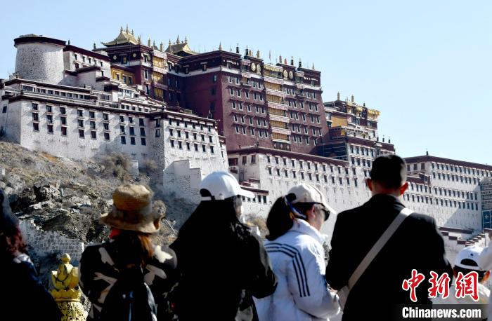 4月17日，游客在拉薩布達拉宮觀景臺拍照留念?！±盍?攝