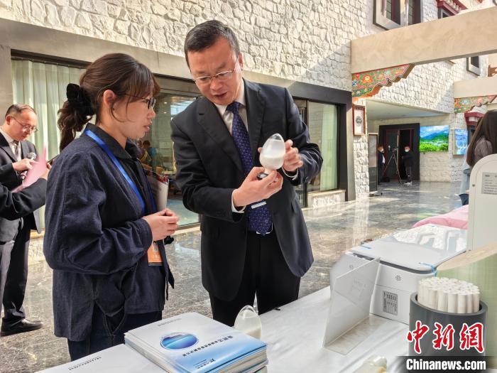 圖為簽約企業(yè)現(xiàn)場推介自己的產品?！≮w延 攝