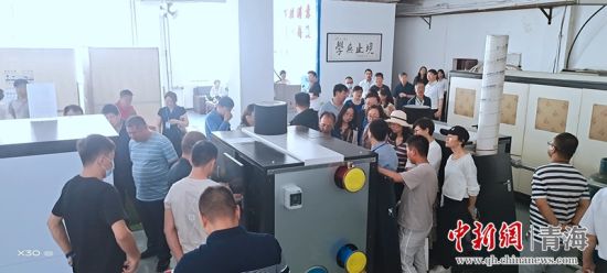 圖為行業(yè)內(nèi)人員進行項目參觀。 活動主辦方供圖