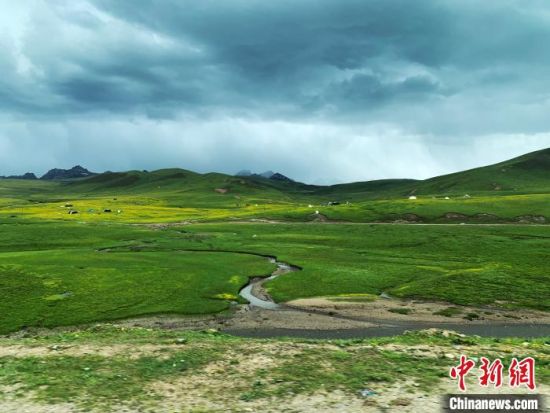 自2005年啟動三江源生態(tài)保護和建設(shè)工程以來，果洛州共治理黑土灘315.11萬畝，使果洛州生態(tài)環(huán)境15年來得到明顯好轉(zhuǎn)?！O睿 攝