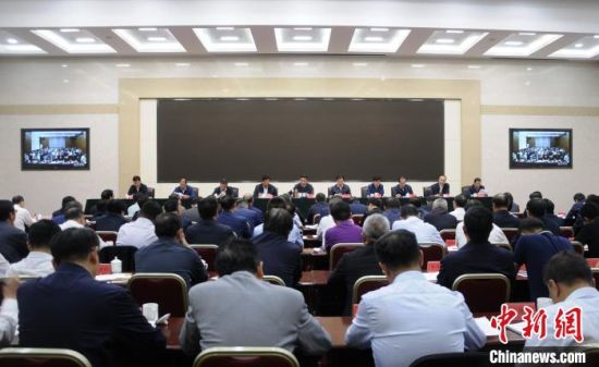 圖為青海省生態(tài)環(huán)境保護(hù)警示教育大會現(xiàn)場?！?zhí)砀！z 　　