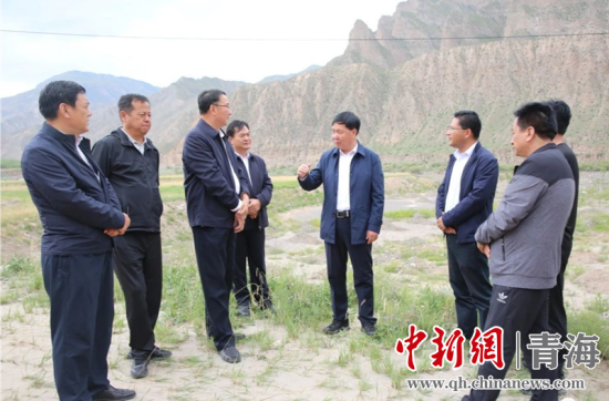 圖為黃南州有關(guān)領(lǐng)導(dǎo)現(xiàn)場踏勘、督導(dǎo)生態(tài)環(huán)保責(zé)任落實情況現(xiàn)場。黃宣攝