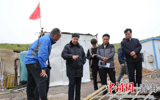 圖為黃南州有關(guān)領(lǐng)導(dǎo)現(xiàn)場踏勘、督導(dǎo)生態(tài)環(huán)保責(zé)任落實情況現(xiàn)場。黃宣攝