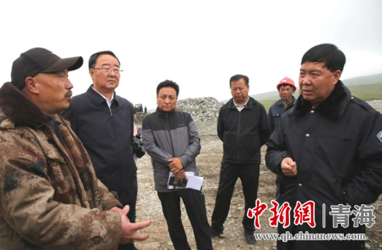 圖為黃南州有關(guān)領(lǐng)導(dǎo)現(xiàn)場踏勘、督導(dǎo)生態(tài)環(huán)保責(zé)任落實情況現(xiàn)場。黃宣攝