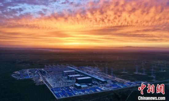 圖為朝霞下的青南換流站?！W(wǎng)青海檢修公司供圖 　　
