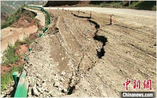 圖為發(fā)生路基下沉滑移險情的路段。果洛公路總段供圖