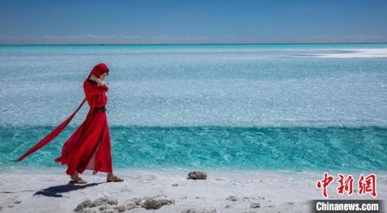 圖為地處柴達(dá)木盆地的東臺吉乃爾湖?！∧獑⒚鳌z