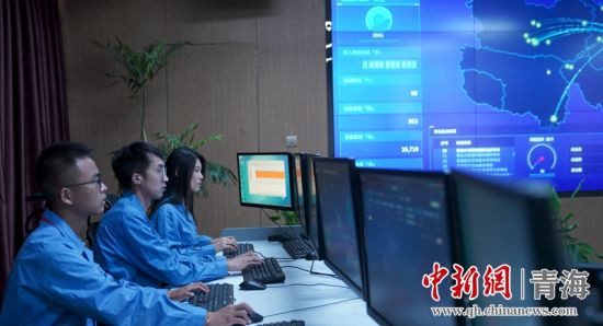 圖為國網(wǎng)青海電力大數(shù)據(jù)中心工作人員正在監(jiān)控綠電相關數(shù)據(jù)。王國棟攝