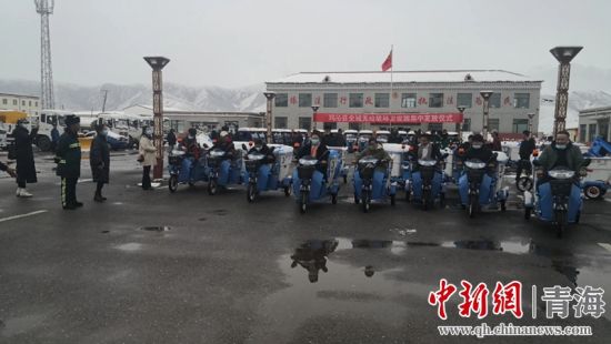 圖為環(huán)衛(wèi)設(shè)施集中發(fā)放儀式現(xiàn)場(chǎng)。甘恩超 攝