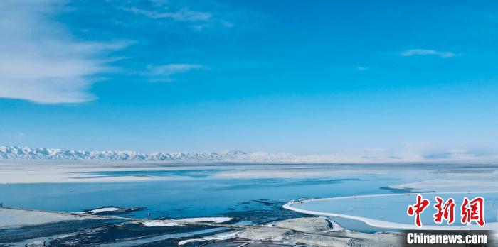 圖為冬季茶卡天空壹號景區(qū)?！±罱瓕?攝
