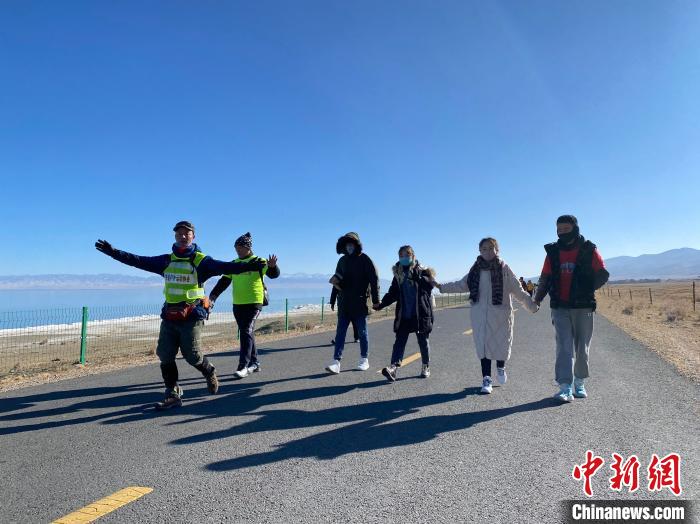 圖為徒步現(xiàn)場?！±罱瓕?攝