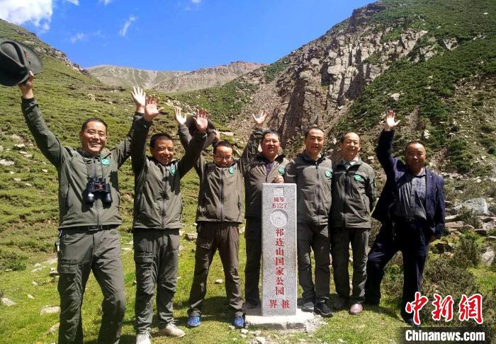 圖為管護(hù)員們難得的一次合影。受訪者供圖