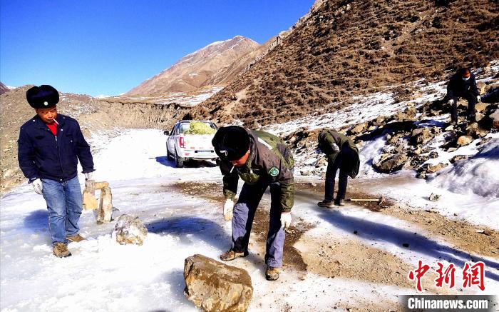 圖為管護員清理山體落石。受訪者供圖