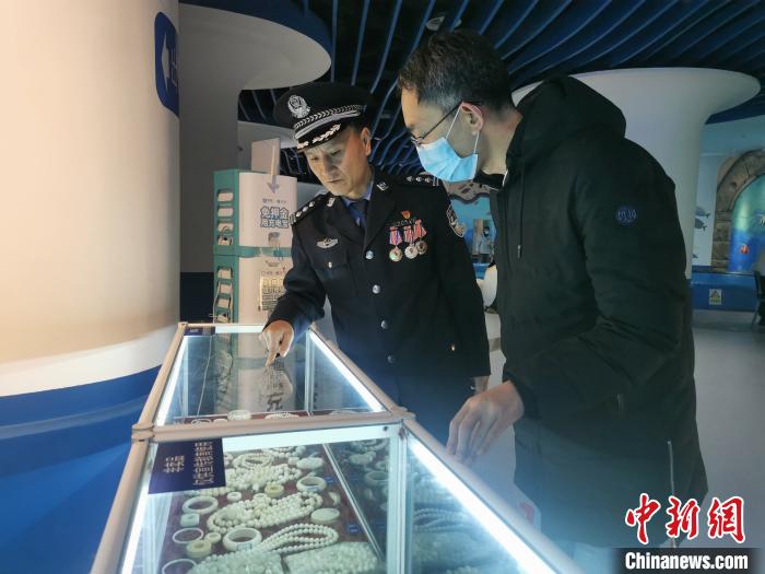 圖為森林警察為游客講解查獲這些象牙制品過(guò)程中發(fā)生的真實(shí)故事?！∥乃碱?攝